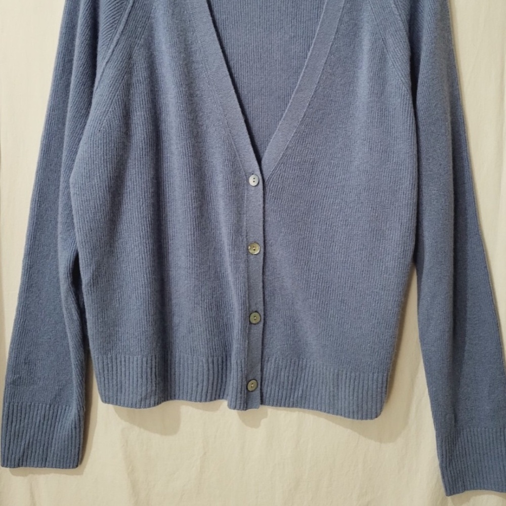 Unworn Vince Cashmere Fine Ribbed V-Neck Cardigan in Blue - Picture 3 of 8